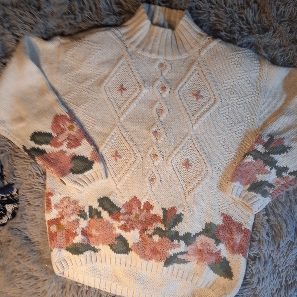 Beautiful sweater size medium CHRYSANTHEME